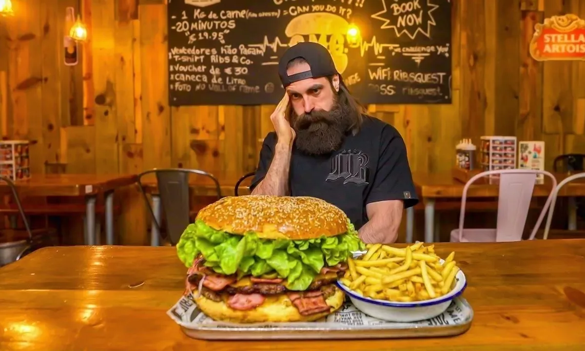 Britanski youtuber Adam Moran se je spopadel z lizbonskim orjaškim hamburgerjem, ki skupaj s prilogo tehta kar 2,5 kilograma. Mu je uspelo?