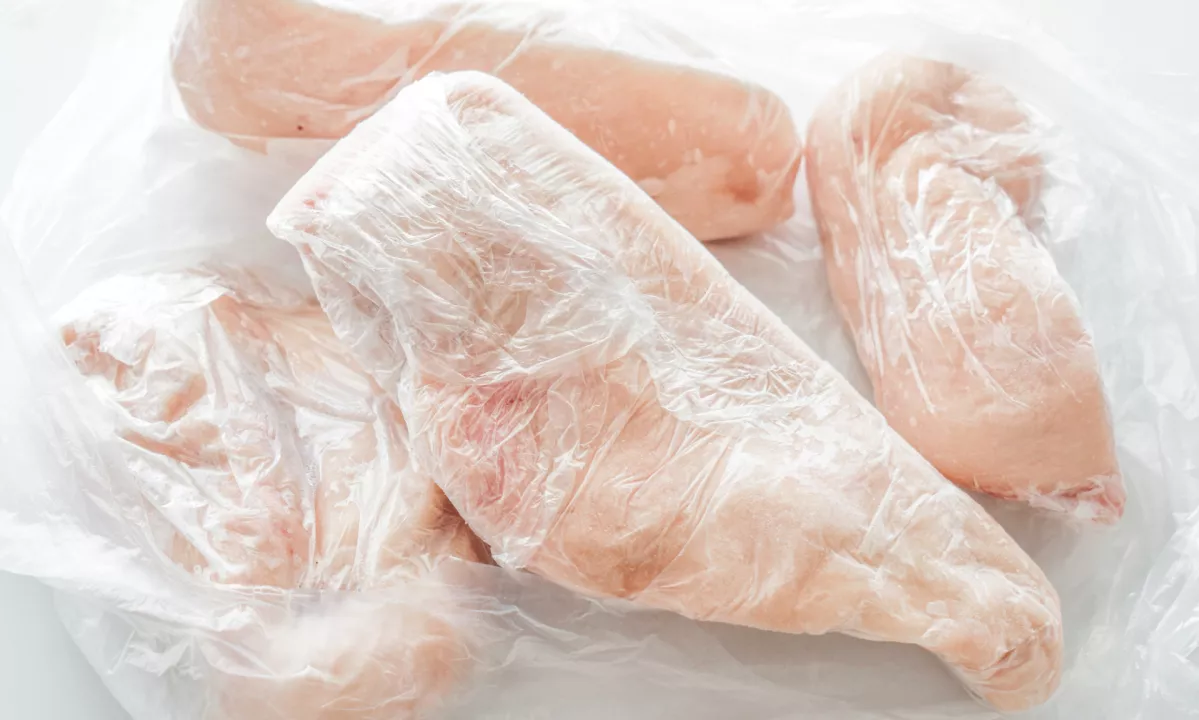 Zamrzovanje je eden najučinkovitejših načinov za podaljšanje roka uporabnosti živil. Kljub temu gre pri zamrzovanju perutnine upoštevati temperaturo, vrsto kosa in celo način pakiranja.