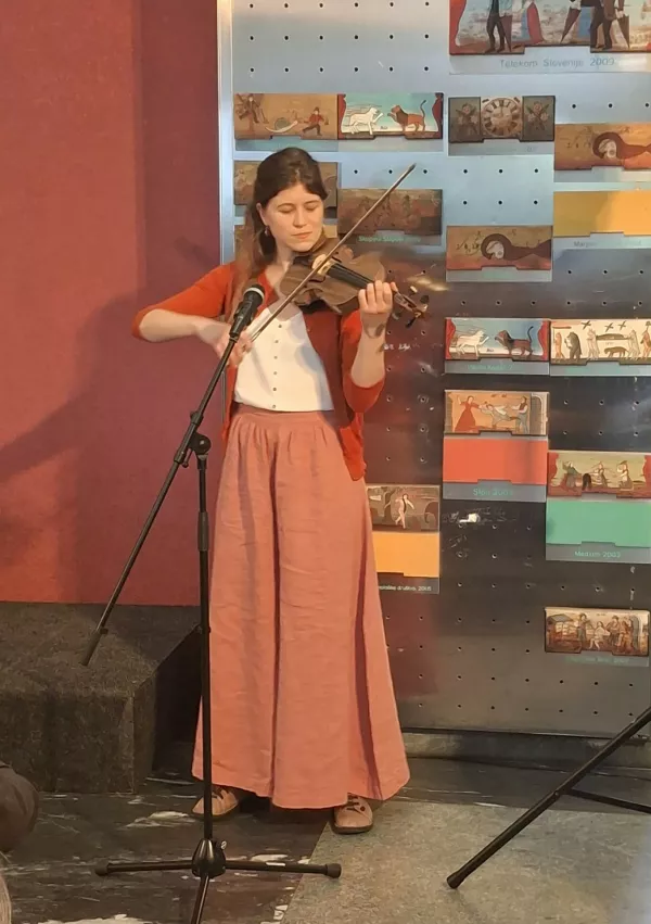 Uvodna ti&scaron;ina na otvoritvi razstave se je prelomila ob zvokih delno improvizirane kompozicije, ki jo je na prav posebno violino zaigrala glasbenica Enja Gabrijan. Instrument, poimenovan Mother Violin je ustvarjal edinstven zvočni ambient, saj je bil v celoti izdelan prav iz lesa te prazgodovinske jelke iz Čadrga.  / Foto: Meta Černoga