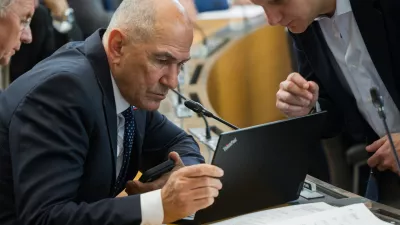 Ljubljana, DZ.Izredna seja DZ, na kateri obravnavajo predlog sprememb zakona o vladi ter predlog zakona o ukrepih pri dolgotrajni oskrbi in zacasni podpori izvajalcem institucionalnega varstva.Predsednik SDS Janez Jansa.