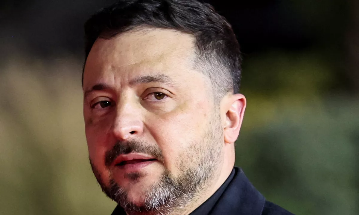 Na družbenih omrežjih se je razširila informacija, da naj bi ukrajinski predsednik Volodmir Zelenski v svoji pisarni razstavljal ukradeno umetniško delo.