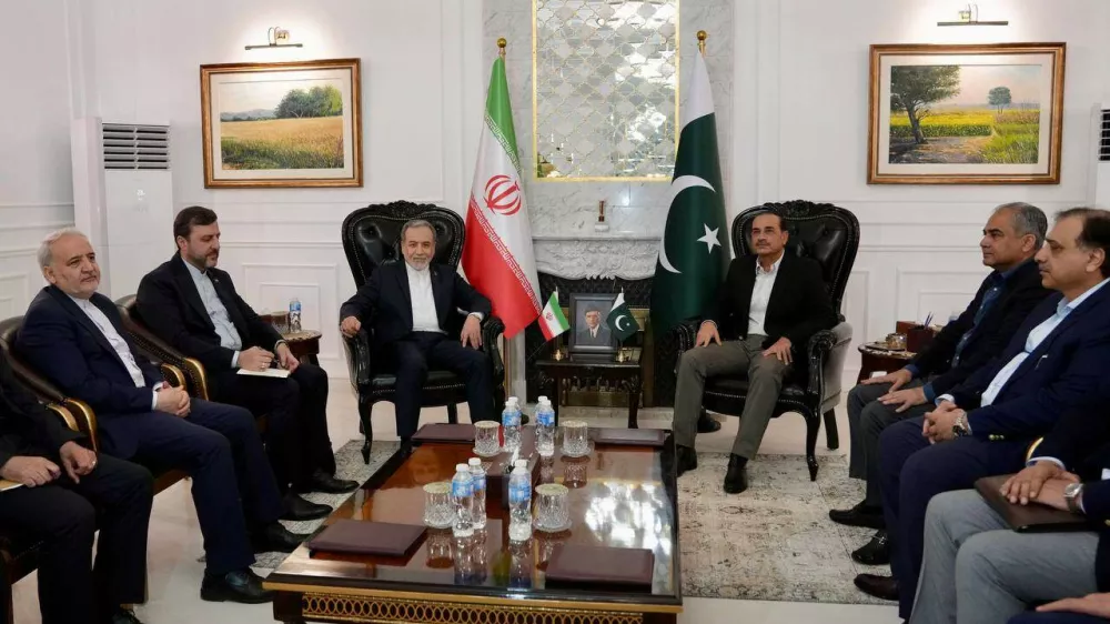 In this photo released by the Iranian Foreign Ministry, Iranian Foreign Minister Abbas Araghchi, center left, and his delegation meet with Pakistan's Army Chief Field Marshal Asim Munir, center right, and Pakistani delegation in Islamabad, Pakistan, Saturday, April 25, 2026. (Iranian Foreign Ministry via AP)