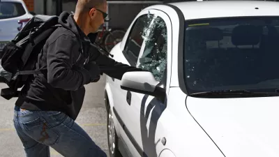 vandalizem - objestnost - uničevanje tuje lastnine - kraja - vlom v vozilo - tatvina - razbito avtomobilsko steklo- 24.07.2014 - POLICIJA - prikaz pomanjkljivosti samoza&scaron;čitnega ravnanja, ki so najpogostej&scaron;i vzrok za premoženjska kazniva dejanja povezana z vlomi v vozila in tatvine vozil//FOTO: Bojan Velikonja