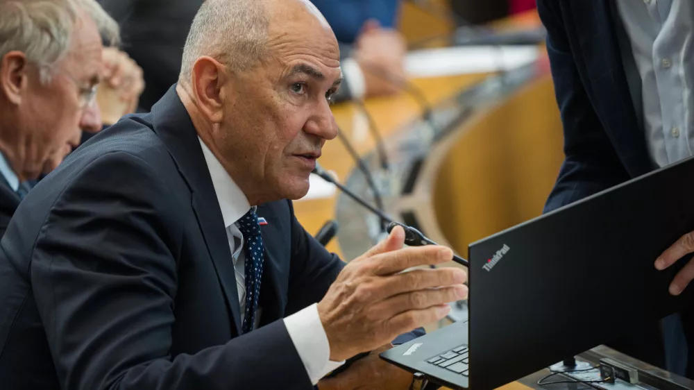 Ljubljana, DZ.Izredna seja DZ, na kateri obravnavajo predlog sprememb zakona o vladi ter predlog zakona o ukrepih pri dolgotrajni oskrbi in zacasni podpori izvajalcem institucionalnega varstva.Predsednik SDS Janez Jansa.