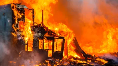 Mnoge hiše so bile narejene iz lesa in papirja ter so v ognju popolnoma izginile. Slika je simbolična.