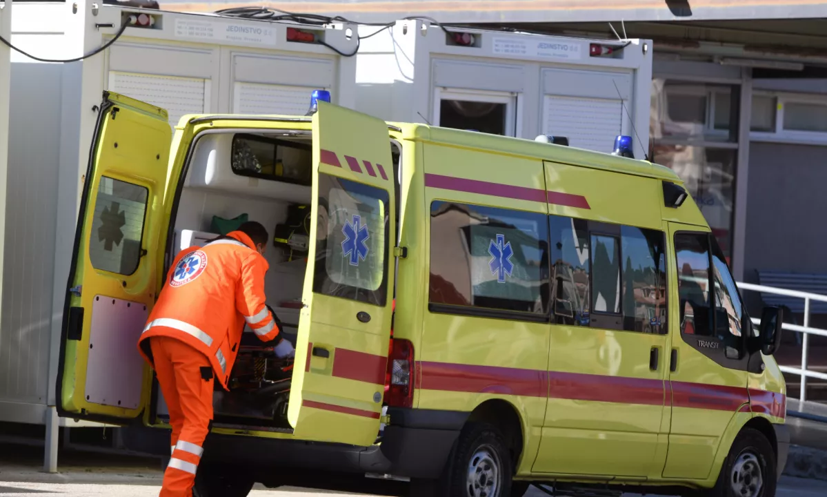 Zaradi bolečin v rami je 35-letnik obiskal zadrsko urgenco, od koder so ga po pregledu poslali domov. Dvajset minut kasneje se je zgrudil mrtev.