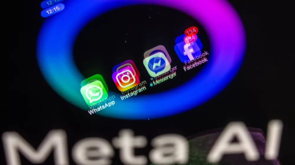 FILED - 27 May 2025, Mecklenburg-Western Pomerania, Schwerin: The Facebook, Messenger, Instagram and WhatsApp apps are shown on a smartphone display that reflects the logo of the AI application Meta AI. Photo: Jens B&uuml;ttner/dpa