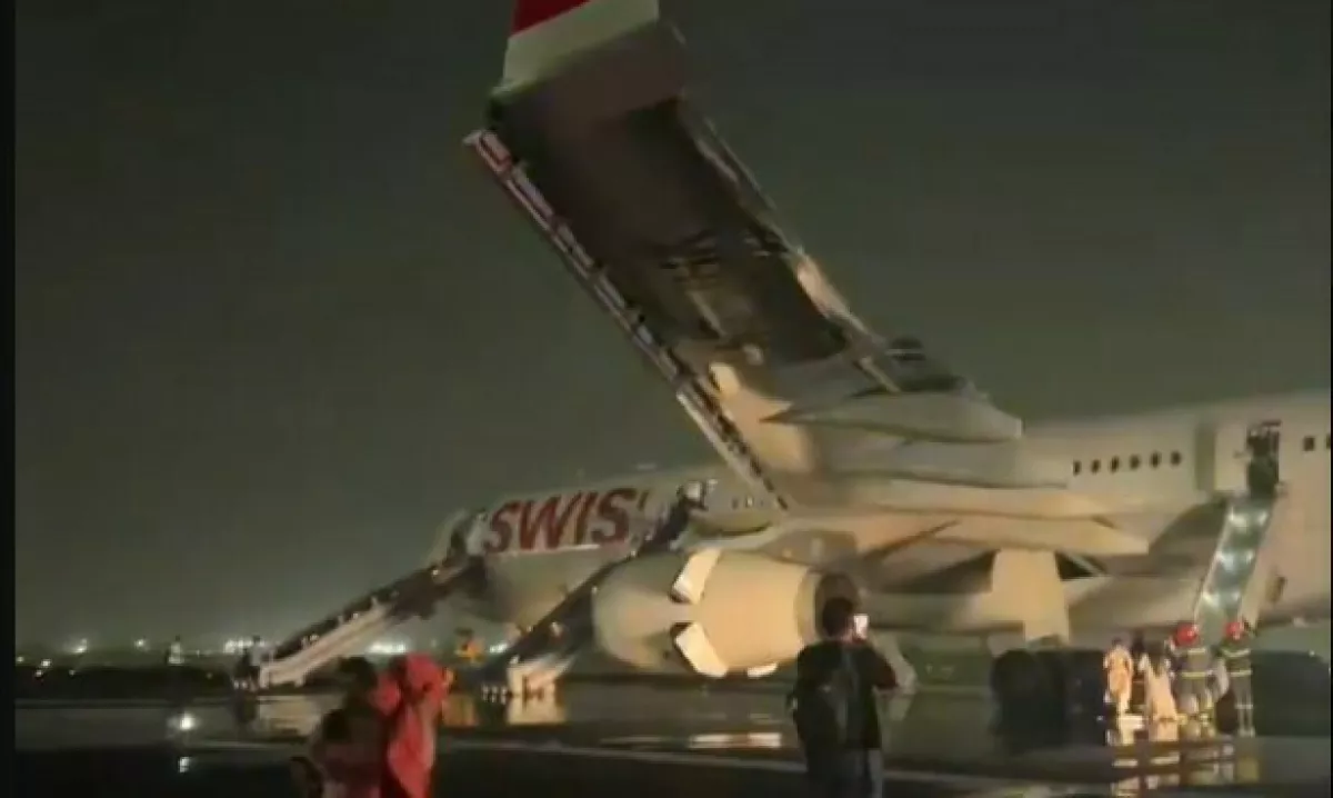 Zaradi okvare motorja so vse potnike evakuirali, več jih je ob tem utrpelo poškodbe.