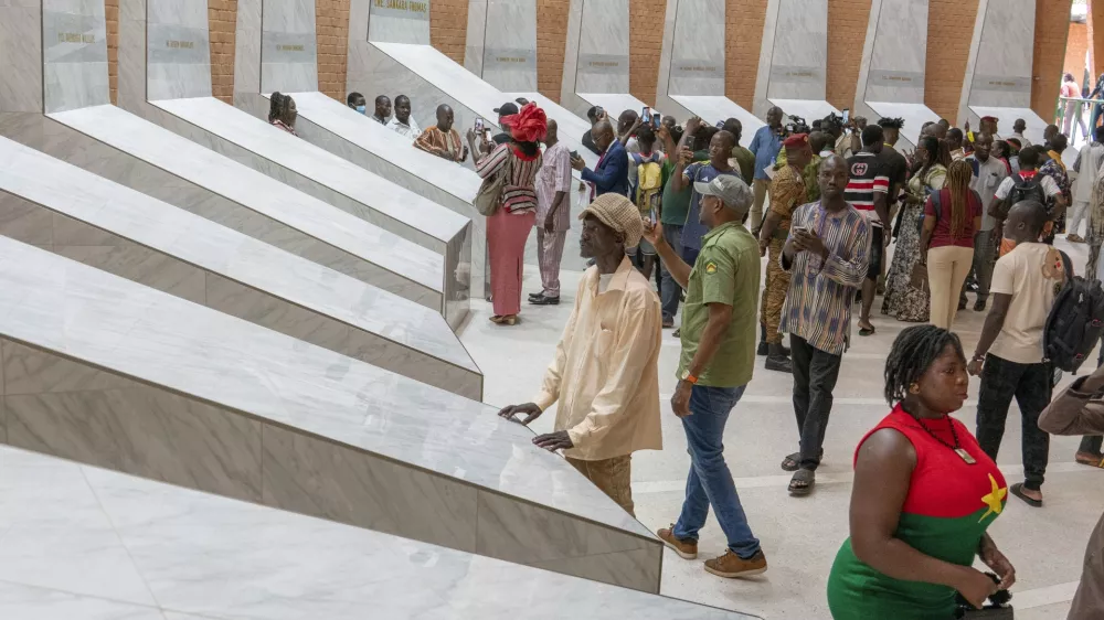 People visit the newly inaugurated mausoleum for Burkina Faso's legendary leader Thomas Sankara in Ouagadougou, Saturday, May 17, 2025 (AP Photo) / Foto: Ap