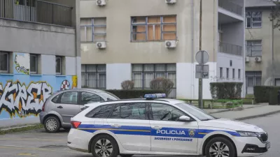 Policija pred Elektrotehni&scaron;ko in Strojno &scaron;olo Frana Bo&scaron;njakovića v Konaovski ulici. Foto: Pixsell