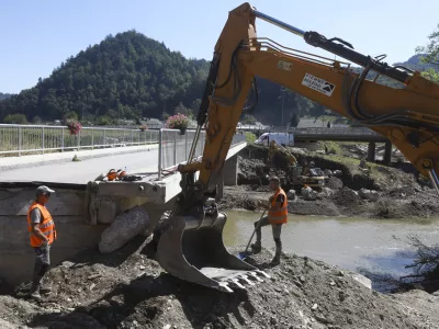 obnova mostu Poljanska sora- odpravljanje posledic poplav &ndash; sanacija &scaron;kode -- 14.08.2023 - Dan solidarnosti in dela prost dan - najhuj&scaron;a naravna ujma v zgodovini Slovenije - prizadeti dve tretjini države - ujma - poplave &ndash; zemeljski plazovi &ndash; neurja &ndash; prostovoljci - //FOTO: Luka Cjuha