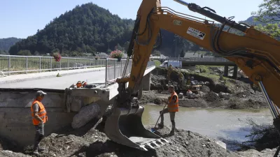 obnova mostu Poljanska sora- odpravljanje posledic poplav &ndash; sanacija &scaron;kode -- 14.08.2023 - Dan solidarnosti in dela prost dan - najhuj&scaron;a naravna ujma v zgodovini Slovenije - prizadeti dve tretjini države - ujma - poplave &ndash; zemeljski plazovi &ndash; neurja &ndash; prostovoljci - //FOTO: Luka Cjuha
