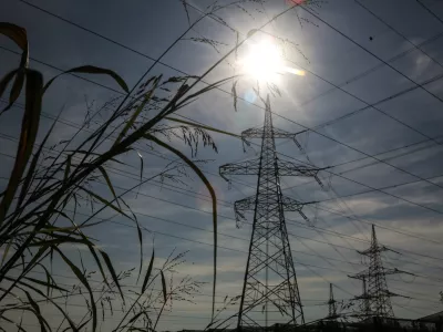 - električni daljnovod - električna napetost - visokonapetostni vod - sevanje - elektrifikacija - elektrika   - 29.09.2016 - Nuklearna elektrarna Kr&scaron;ko (NEK) - Jedrska elektrarna Kr&scaron;ko (JEK) - proizvodnja električne energije -   //FOTO: Luka Cjuha..