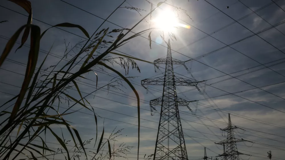 - električni daljnovod - električna napetost - visokonapetostni vod - sevanje - elektrifikacija - elektrika   - 29.09.2016 - Nuklearna elektrarna Kr&scaron;ko (NEK) - Jedrska elektrarna Kr&scaron;ko (JEK) - proizvodnja električne energije -   //FOTO: Luka Cjuha..