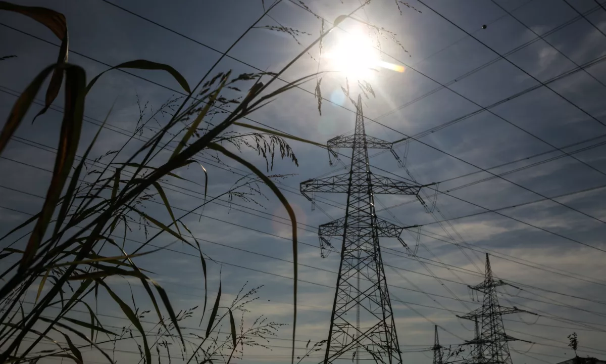 Za življenje fanta, ki ga je stresla elektrika, se še borijo.