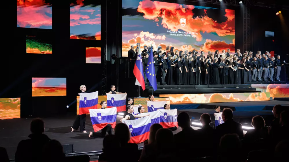 Brezice, Sportna dvorana.Drzavna slovesnost ob dnevu upora proti okupatorju s slavnostno govornico, predsednico republike Nataso Pirc Musar.