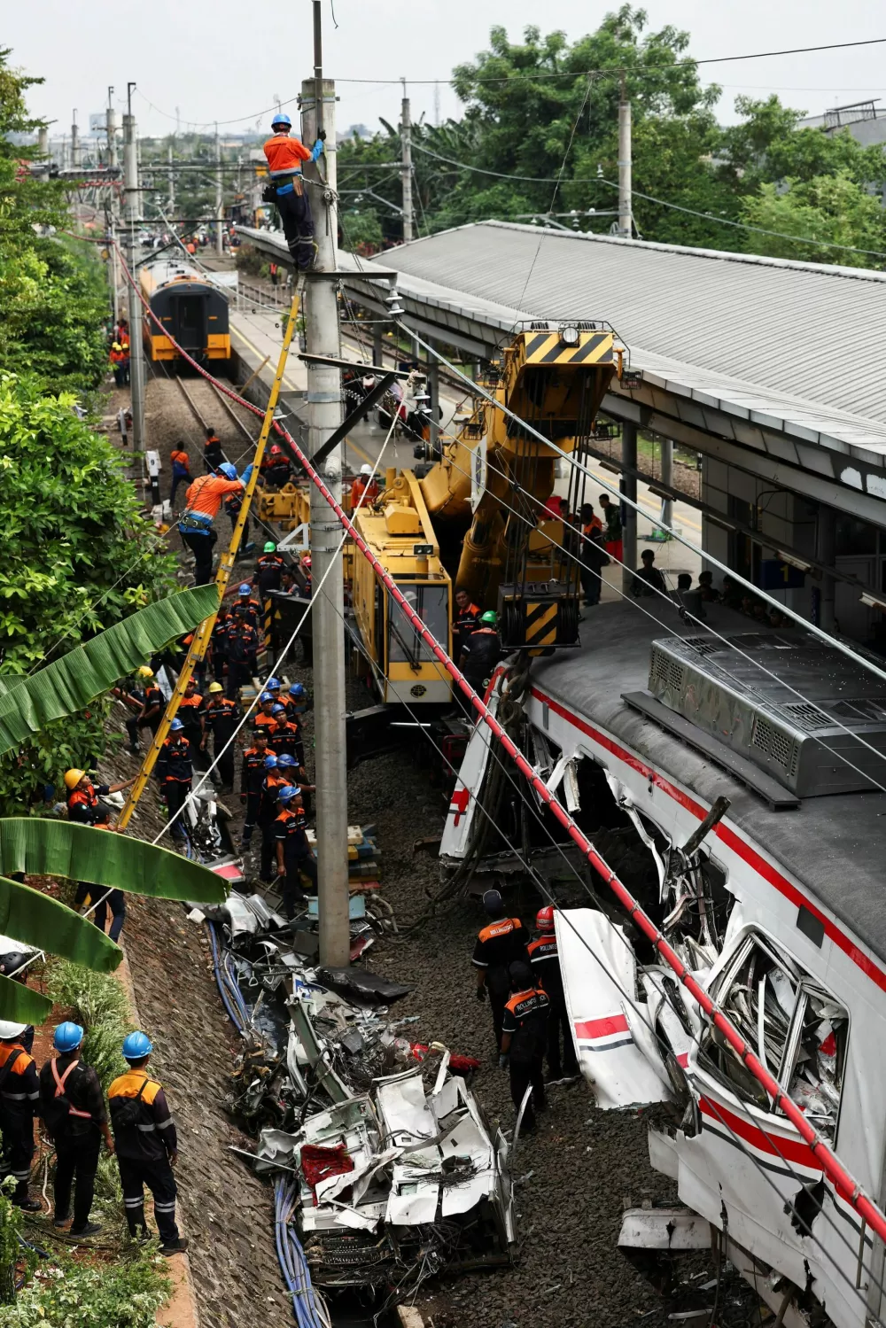 Technicians work at site after a deadly collision between a commuter line train and a long-distance train, in Bekasi, on the outskirts of Jakarta, Indonesia, April 28, 2026. REUTERS/Willy Kurniawan