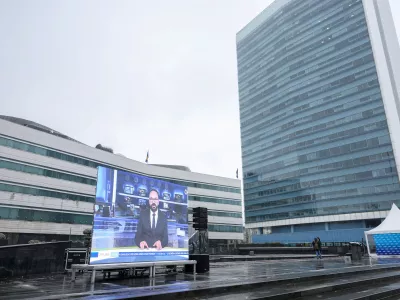 27.11.2025., Sarajevo, Bosna i Hercegovina - Zaposlenici Radiotelevizije Bosne i Hercegovine (BHRT) danas odrzavaju prosvjed ispred zgrade Parlamentarne skupstine BiH. Istovremeno, i sa istog mjesta, BHT1 i BH radio 1 emitiraju visesatni specijalni program "Ne gasite BHRT". Photo: Armin Durgut/PIXSELL