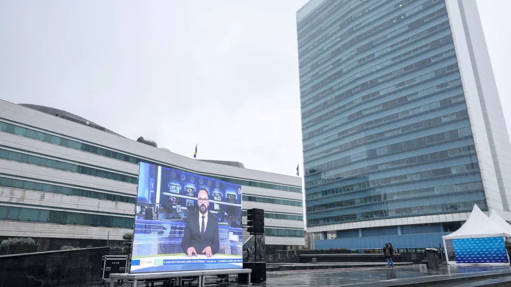 27.11.2025., Sarajevo, Bosna i Hercegovina - Zaposlenici Radiotelevizije Bosne i Hercegovine (BHRT) danas odrzavaju prosvjed ispred zgrade Parlamentarne skupstine BiH. Istovremeno, i sa istog mjesta, BHT1 i BH radio 1 emitiraju visesatni specijalni program "Ne gasite BHRT". Photo: Armin Durgut/PIXSELL