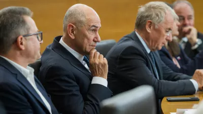 Ljubljana, DZ.Izredna seja DZ, na kateri obravnavajo predlog sprememb zakona o vladi ter predlog zakona o ukrepih pri dolgotrajni oskrbi in zacasni podpori izvajalcem institucionalnega varstva.Predsednik SDS Janez Jansa.