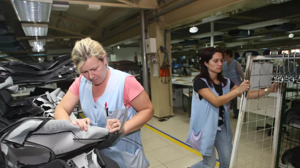 - Prevent Global, proizvodnja sedeženih prevlek, Slovenj Gradec, - zaposleni so prekinili delo in zahtevali informacije o dogajanju v podjetju, - po besedah predsednika podjetni&scaron;kega sindikata Vlada Zormana so delavci dobili zagotovilo, da bodo dobili plačo za oktober in po pogovoru s predsednikom uprave Ivanom Majcnom so delavke nadaljevale z delom///FOTO: Janko Rath/VečerOPOMBA: ZA OBJAVO V ČASOPISU DNEVNIK