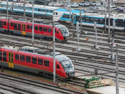 Spletna trgovina za vozovnice za potovanje z vlakom pripelje z enoletno zamudo