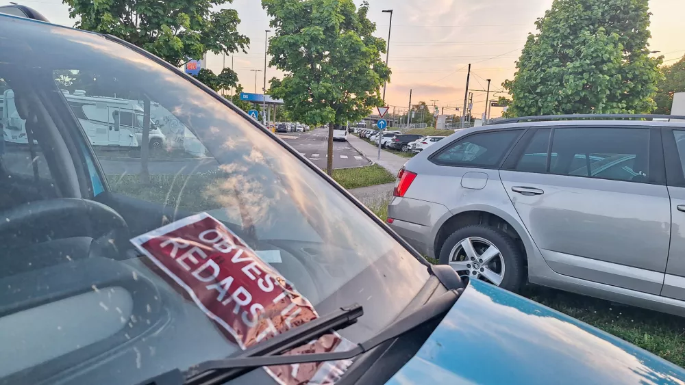 27.04.2026. Prezasedeno parkiri&scaron;če P+R Dolgi most. Kazniza nepravilnoparkiranje Bojan Velikonja