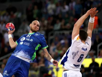Handball - IHF Handball World Championships 2025 - Preliminary Round - Group G - Slovenia v Iceland - Zagreb Arena, Zagreb, Croatia - January 20, 2025 Slovenia's Borut Mackovsek in action with Iceland's Elvar Jonsson REUTERS/Antonio Bronic