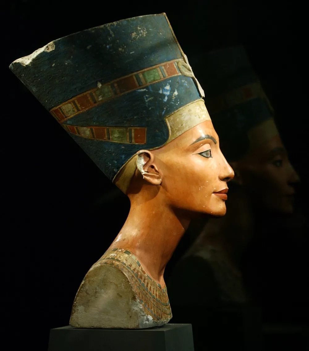 (dpa) - The bust of Egyptian Queen Nefertiti (1,340 B.C., 18th dynasty) pictured in her showcase at the Egyptian Museum in Berlin, Germany, 10 February 2005. Nefertiti will be on display at her new place on the 'Museumsinsel' (island of museums) starting on 3 August 2005. The collection will move from 'Charlottenburg' (Charlotten castle) to the 'Alte Museum' (old museum).,Image: 73620214, License: Rights-managed, Restrictions:, Model Release: no / Foto: Profimedia