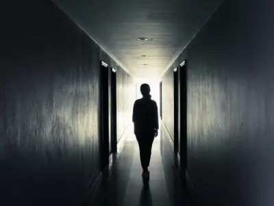 Women are walking alone in the dark.Light at the end of the tunnel concept / Foto: Tapui
