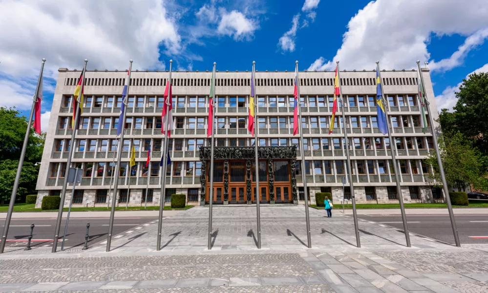 Za zidovi slovenskega parlamenta se odvija marsikaj, kar ostaja skrito očem javnosti. Enako velja za parlamente domala povsod. / Foto: Istock