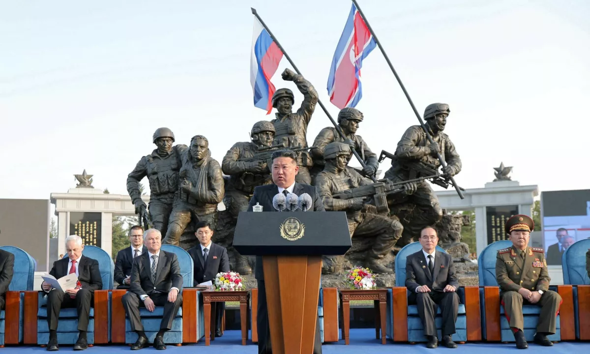 Severnokorejski voditelj Kim Jong Un je javno potrdil pravilo, po katerem se od vojakov, poslanih v boj za Rusijo v Ukrajini, pričakuje, da storijo samomor, namesto da bi padli v ujetništvo.
