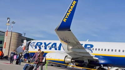 Nizkocenovni letalski prevoznik Ryanair je napovedal, da bo za 20 odstotkov povečal količino brezplačne ročne prtljage. Foto: iStock