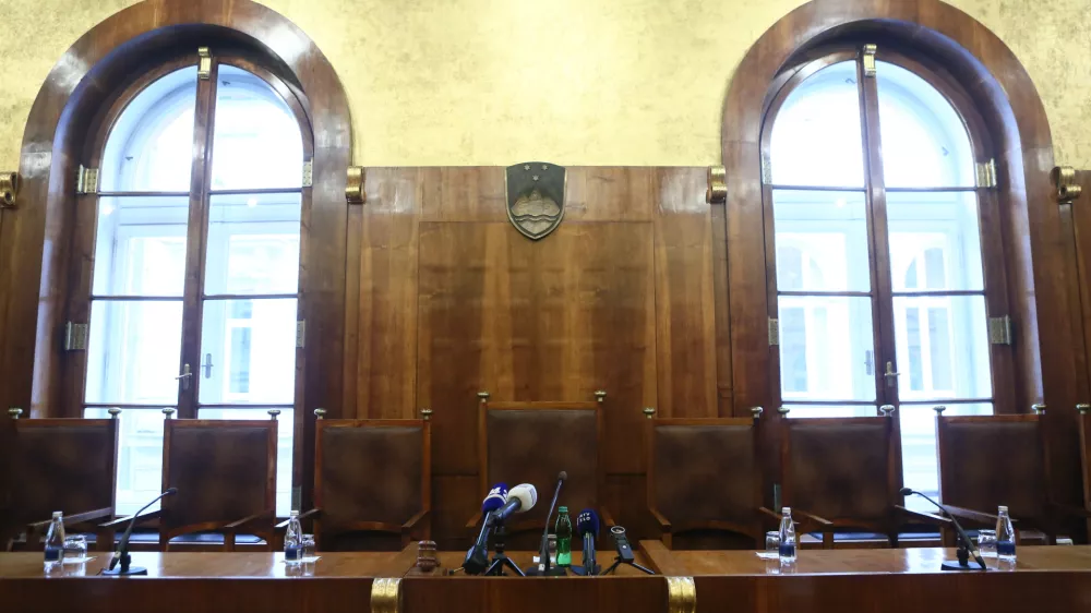 - simbolična fotografija -, sodstvo, sodi&scaron;če, pravosodje, pravna država - ustavni sodniki - - ustava - - 13.12.2018 - Ustavno sodi&scaron;če RS - ustna razglasitev odločitve Ustavnega sodi&scaron;ča v postopku za oceno ustavnosti 4. člena Zakona o določitvi volilnih enot za volitve poslancev v Državni zbor in členov Zakona o volitvah v Državni zbor.//FOTO: Luka Cjuha