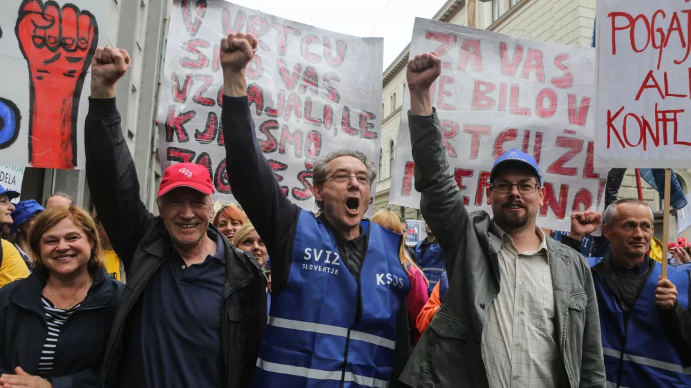 predsednik sindikata Pergam Jakob Počivav&scaron;ek, predsednik ZSSS Du&scaron;an Semolič, predsednik konfederacije sindikatov javnega sektorja (KSJS) Branimir &Scaron;trukelj in predsednik sindikata Pergam Jakob Počivav&scaron;ek - 09.06.2016 - Protest sindikatov javnega sektorja pred poslopjem Vlade - izrazili nasprotovanje vladni odločitvi, da izstopi iz pogajanj o plačah in opusti socialni dialog - sindikati javnega sektorja    ///FOTO: Luka Cjuha.