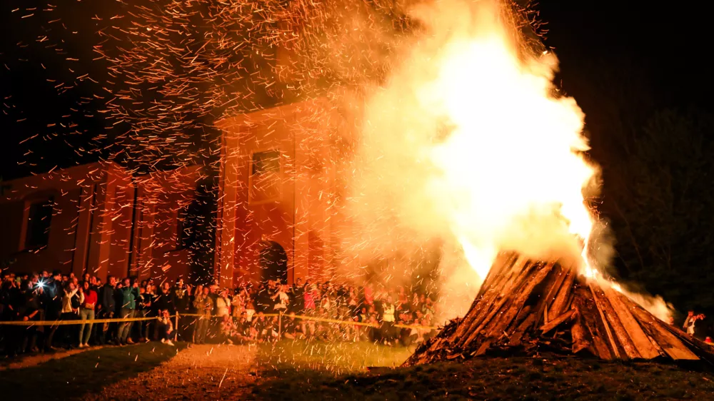  - prižig kresa -30.04.2024. Prvomajsko kresovanje ob prazniku dela na Rožniku. Foto: Bojan Velikonja