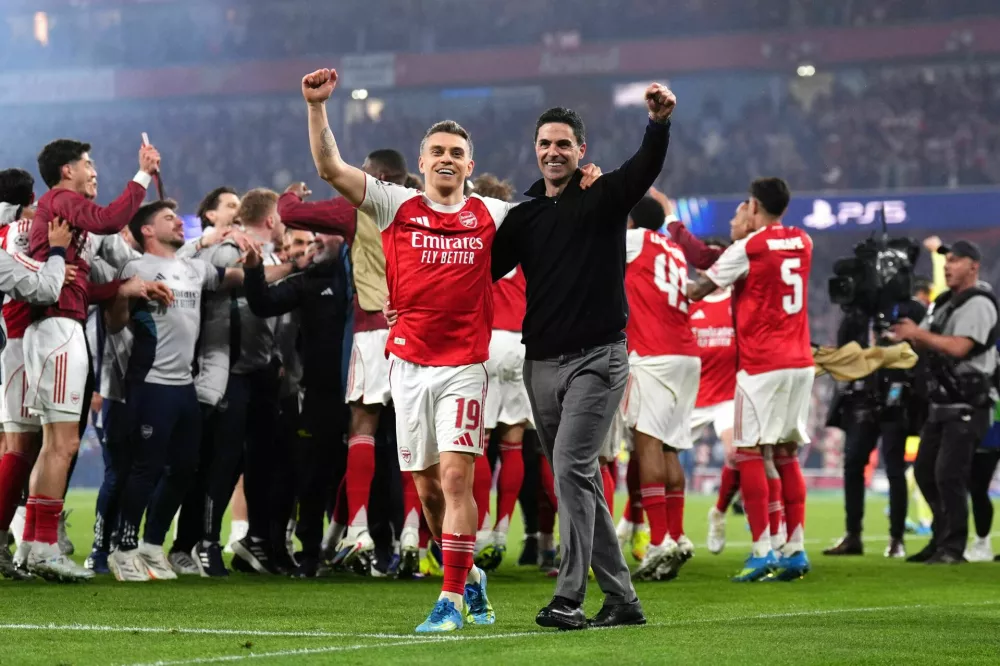Arsenal's Leandro Trossard, left, and manager Mikel Arteta celebrate at the the end of a Champions League semifinal, second leg, soccer match between Arsenal FC and Atletico Madrid in London, Tuesday, May 5, 2026. (John Walton/PA via AP) / Foto: John Walton