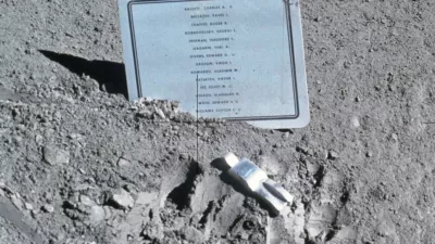 Spominsko obeležje in skulptura Padli astronavt, postavljena na Luni med misijo Apollo 15 leta 1971. Imena: Theodore C. Freeman, Charles A. Bassett II, Elliot M. See Jr., Virgil I. Grissom, Roger B. Chaffee, Edward H. White II, Vladimir M. Komarov, Edward G. Givens Jr., Clifton C. Williams Jr., Jurij A. Gagarin, Pavel I. Beljajev, Georgij T. Dobrovoljski, Viktor I. Pacajev, Vladislav N. Volkov. / Foto: Nasa