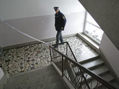 Prizori&scaron;če umora Litostrojska cesta 10- umor 28-letnega Ljubljančana Mustafe Rastoderja, ki so ga v njegovem kletnem stanovanju ubili streli iz pi&scaron;tole, s katero naj bi usodne noči streljal brat njegovega dekleta.- pokojni se je sprl z 21-letno partnerico, s katero pogosto prepirala in pretepala. Po prepiru je mladenka vsa nervozna odvihrala nadstropje vi&scaron;je, kjer je živela njena mati in jo začela pretepati. Dekle se tokrat nad materjo ni zneslo prvič, saj so 21-letnici že pred časom odredili prepoved približevanja materinemu stanovanju. Ker je odredbo kr&scaron;ila, so jo policisti aretirali že v ponedeljek nekaj minut pred polnočjo.Pokojni je po prepiru zapustil stanovanje in se vrnil nekaj pred drugo uro. Kmalu zatem je v njegovo stanovanje vlomil osumljenec in v Rastoderja izstrelil več (&scaron;tiri ali pet) nabojev. Zjutraj so na&scaron;li Rastoderja mrtvega v postelji. //FOTO: Luka CjuhaOPOMBA: ZA OBJAVO V ČASOPISU DNEVNIK / Foto: Luka Cjuha