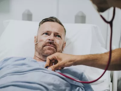 Doctor examinig a sick man / Foto: Rawpixel