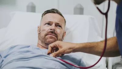 Doctor examinig a sick man / Foto: Rawpixel