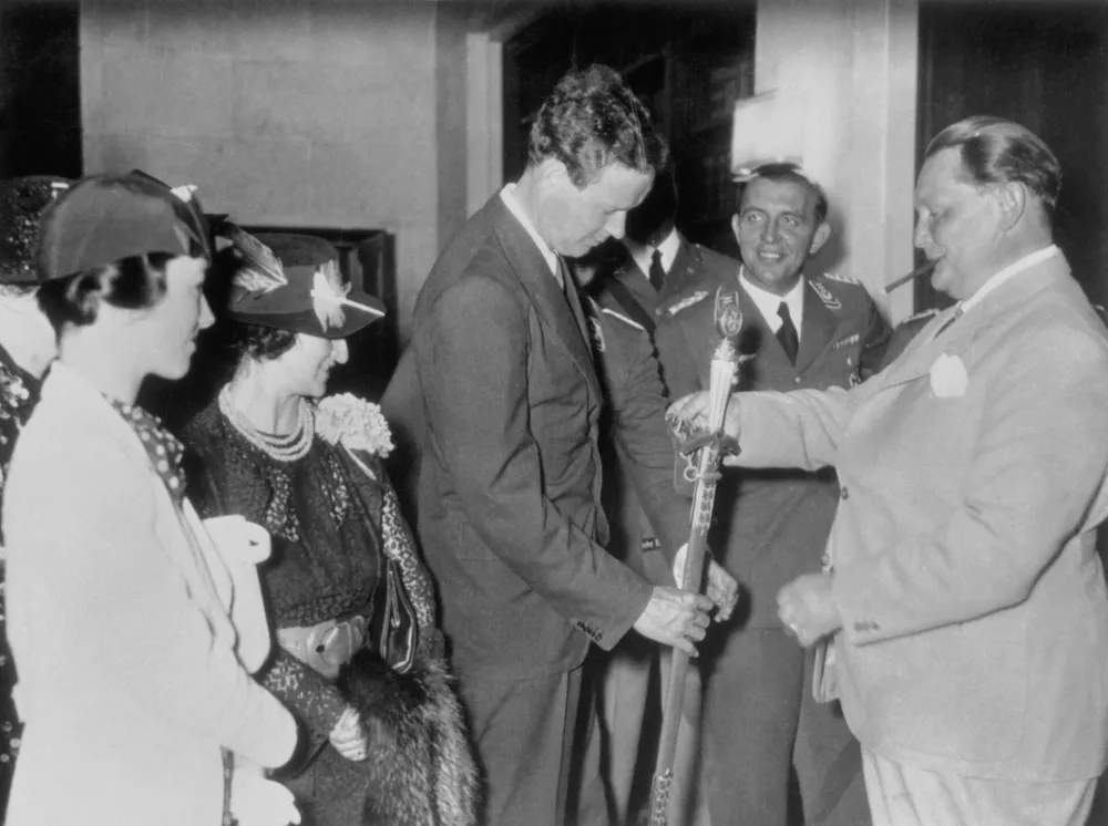 Rajhmar&scaron;al Hermann-Wilhelm G&ouml;ring je oktobra 1938 v imenu Adolfa Hitlerja polkovniku Charlesu Lindberghu podelil medaljo. / Foto: Wikipedija