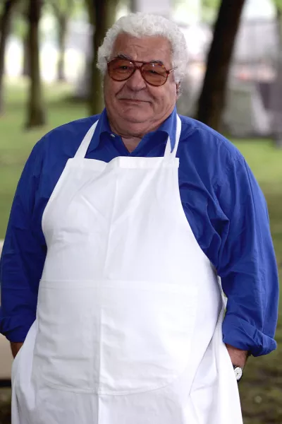 LONDON - JUNE 15: Celebrity chef Antonio Carluccio poses at a photocall to promote "Taste Of London" in Regent's Park on June 15, 2005 in London, England. The four day food extravaganza brings 35 mini versions of famous London restaurants to the Park from June 16-19. (Photo by Gareth Cattermole/Getty Images) / Foto: Gareth Cattermole