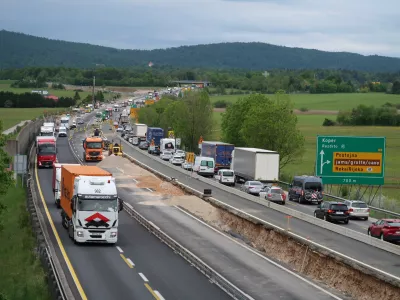 Na območju delovne zapore mimo Postojne se je v dobrih dveh mesecih zgodilo 59 prometnih nesreč in &scaron;e 18 manj&scaron;ih oplaženj med vozili. / Foto: Nata&scaron;a Bucik Ozebek