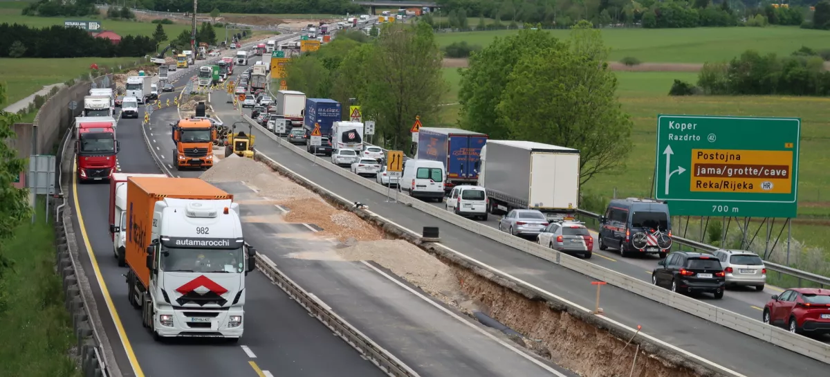 Na območju delovne zapore mimo Postojne se je v dobrih dveh mesecih zgodilo 59 prometnih nesreč in &scaron;e 18 manj&scaron;ih oplaženj med vozili. / Foto: Nata&scaron;a Bucik Ozebek