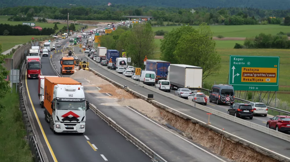 Na območju delovne zapore mimo Postojne se je v dobrih dveh mesecih zgodilo 59 prometnih nesreč in &scaron;e 18 manj&scaron;ih oplaženj med vozili. / Foto: Nata&scaron;a Bucik Ozebek