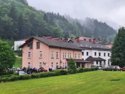 Vrsta za zdravnika pred zdravstveno postajo v Cerknem. / Foto: Ermin Oblak