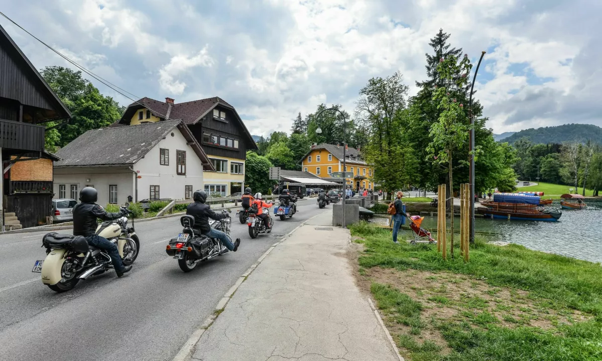 Tragična sezona na dveh kolesih: število smrtnih žrtev med motoristi in mopedisti je lani močno naraslo.