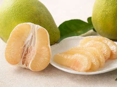 Fresh peeled pomelo with leaf on white table background for Mid-Autumn Festival fruit. / Foto: Insjoy