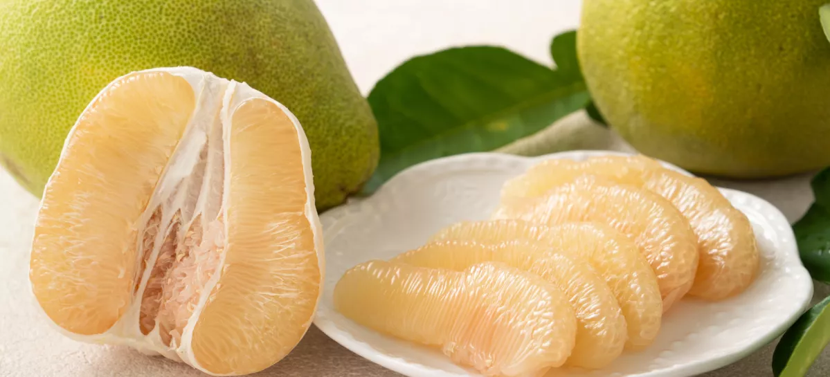 Fresh peeled pomelo with leaf on white table background for Mid-Autumn Festival fruit. / Foto: Insjoy